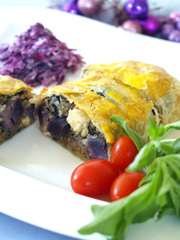 紫芋と黒ごまの和風ミートローフのパイ包み＆紫キャベツのコールスロー